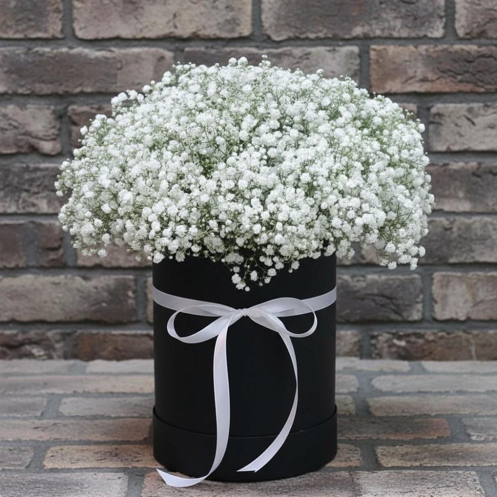 Цветочная композиция из Гипсофила в шляпной коробке в Ставропольском