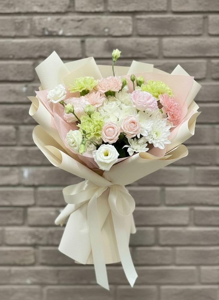 Букет цветов из: Гвоздики, Розы, Лизиантусы и Хризантемы в Ставропольском