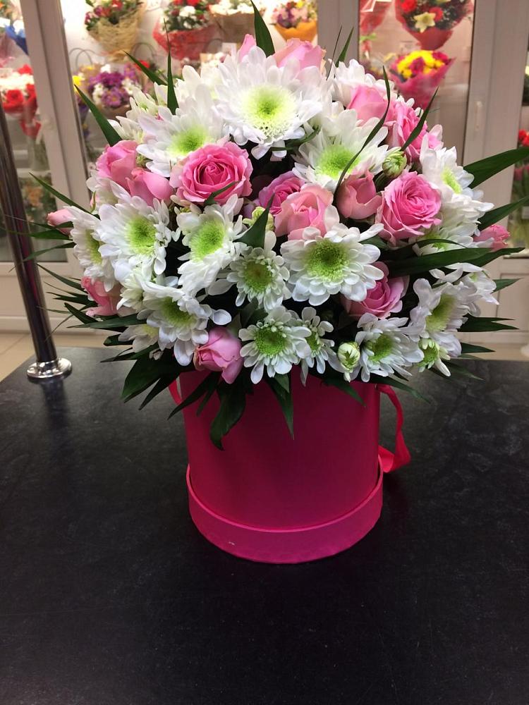 Цветочная композиция из Розы и Хризантемы в шляпной коробке в Ставропольском