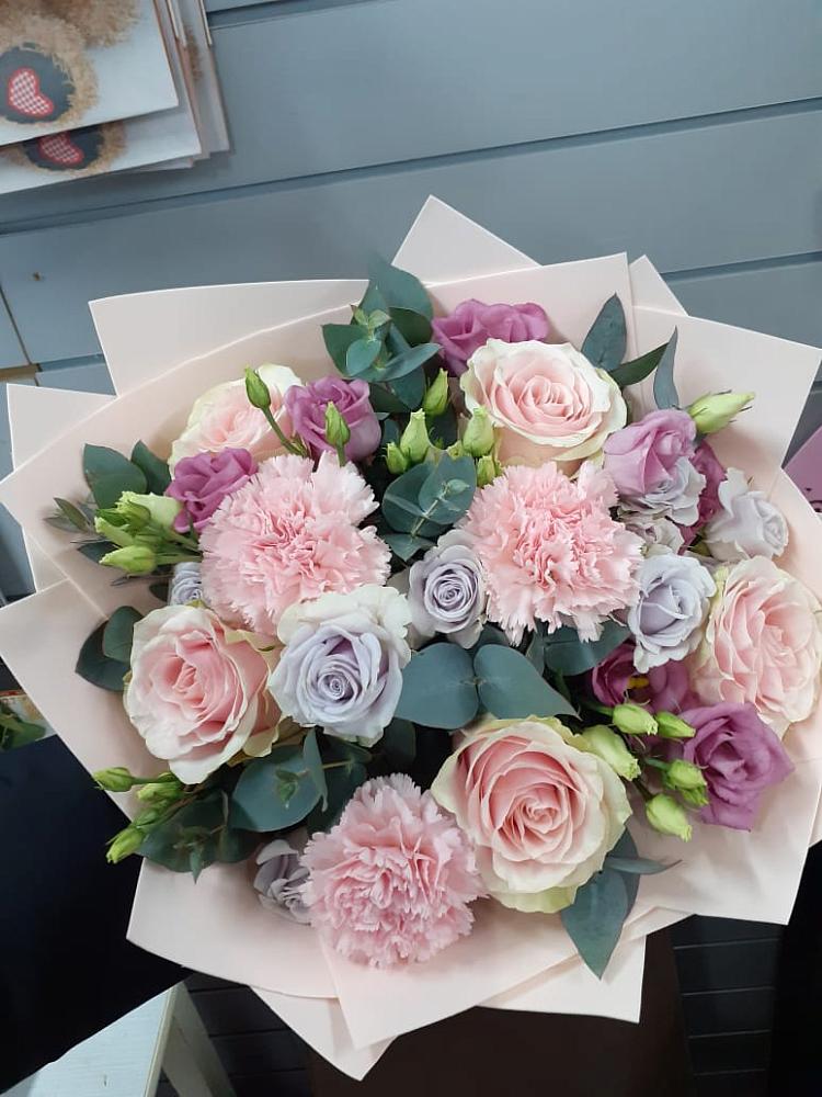 Букет цветов из: Розы, Гвоздики и Лизиантусы в Ставропольском